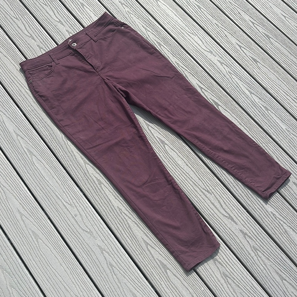 ❄️ Skinny Leg Maroon Khakis